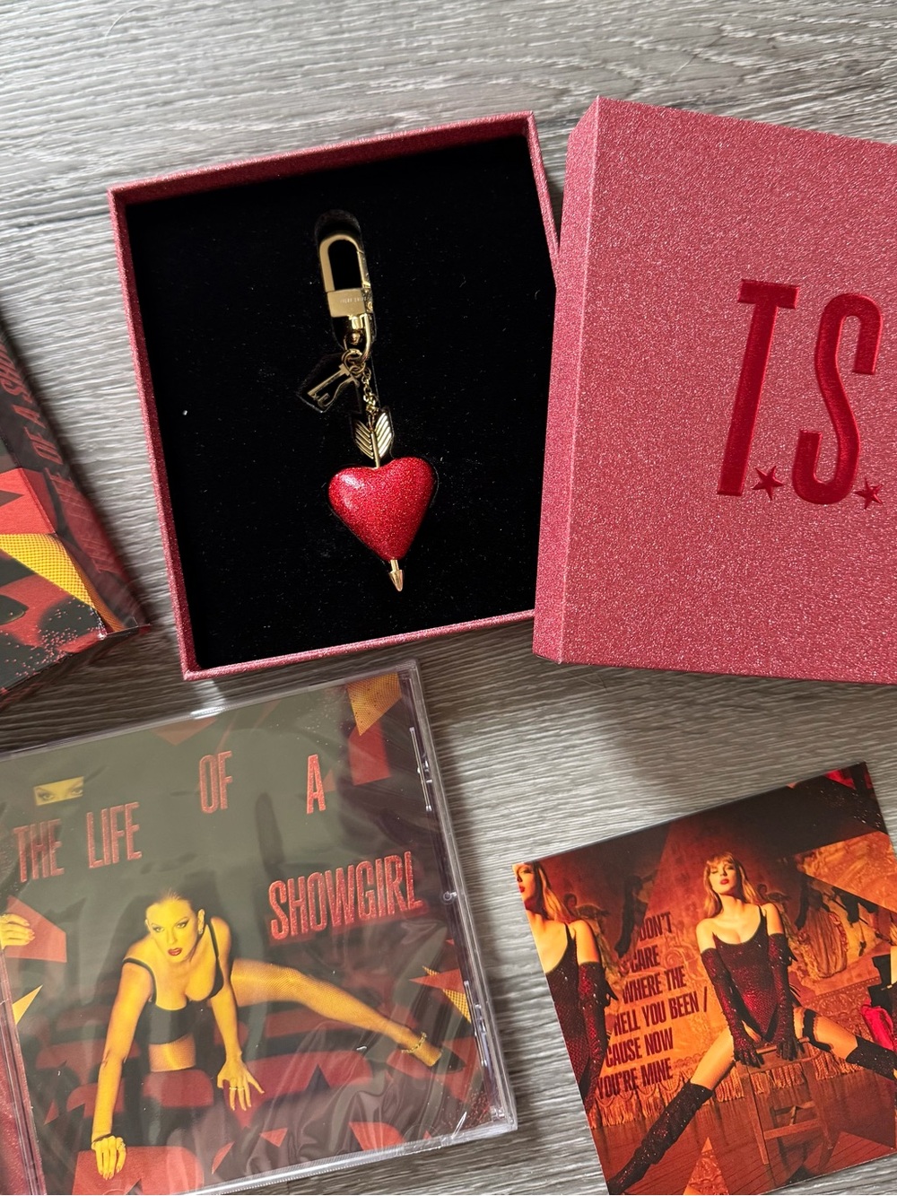 Taylor Swift Red glitter TS box with CD, red heart keychain and themed cards - Picture 2 of 2